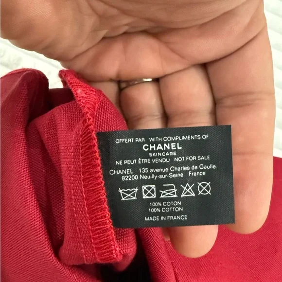 CHANEL Red Tote Bag with Classic Design - Picture 3 of 3